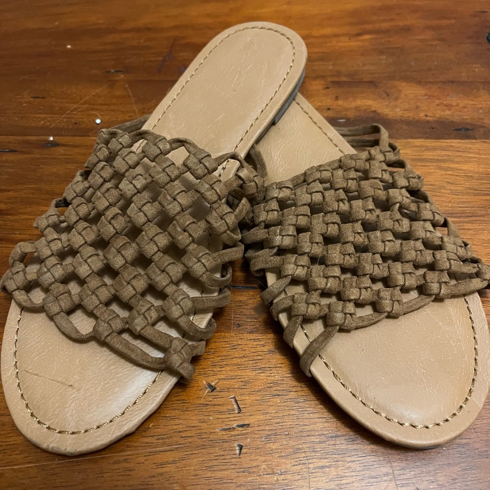 Nwot Universal Thread 9 slides sandals
